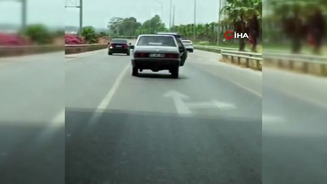Seyir halinde kapısı açık otomobil kazaya böyle davetiye çıkardı
