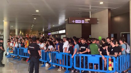 La Curva Canta a Anil “Curva Nord Solución” en su Llegada al Aeropuerto