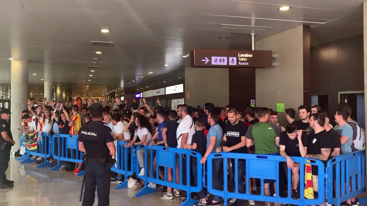 La Curva Canta a Anil “Curva Nord Solución” en su Llegada al Aeropuerto