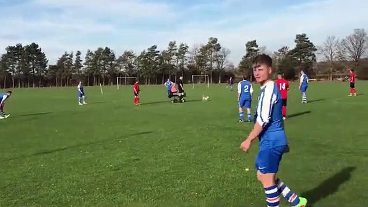 Elle traverse un match de foot en fauteuil roulant !