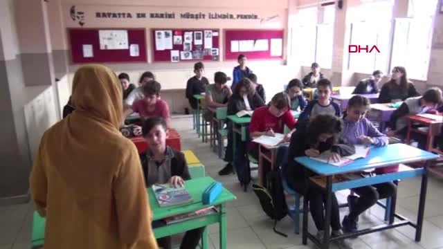 Bartın Öğrenciler, Kedileri Okulda Besliyor