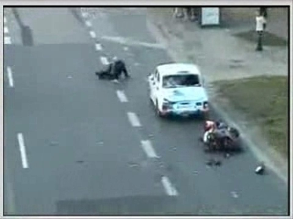 Moto contre voiture sur autoroute