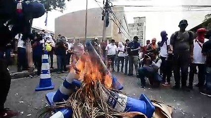 Policía de Honduras reprime manifestación contra reformas de educación y salud