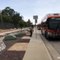 Un homme torse nu jette des pierres sur des véhicules et des bus à Los Angeles