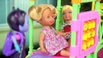 Los Niños No Quieren Jugar con Vampirina en el Patio de Recreo de Barbie