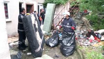 Kötü Koku İhbarı İçin Gittikleri Evden 3 Ton Çöp Çıkardılar