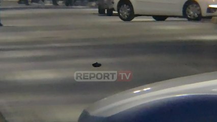 Report Tv -  Lëndë plasëse në lagjen '10 Korriku' në Vlorë, bllokohet rruga