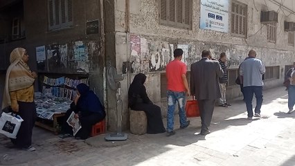 مروحة في الشارع وجرائد على الرأس.. المصريون يواجهون ارتفاع الحرارة