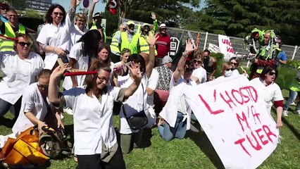 Valence : les infirmiers grévistes de l’hôpital simulent un suicide collectif