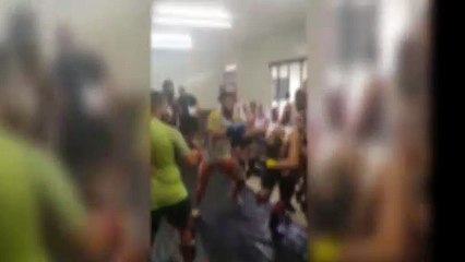 Скачать видео: Três contra um: vídeos mostram treinamento dos novos guardas