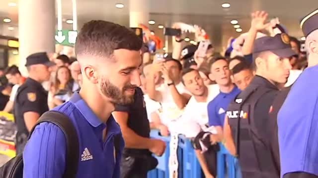 Multitudinaria despedida de la afición valencianista a su equipo