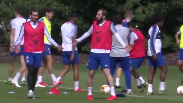 Gonzalo Higuaín très agacé à l’entraînement de Chelsea