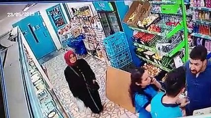 Kaymak bozuk diye market çalışanını darp etti