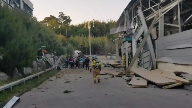 강릉 과학단지 수소탱크 폭발...소방 2명 사망·6명 부상 / YTN