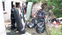 Kötü koku ihbarı için gittikleri evden 3 ton çöp çıkardılar