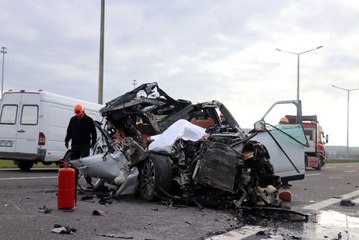 Tıra çarpan lüks araç hurdaya döndü: 1 ölü, 1 yaralı