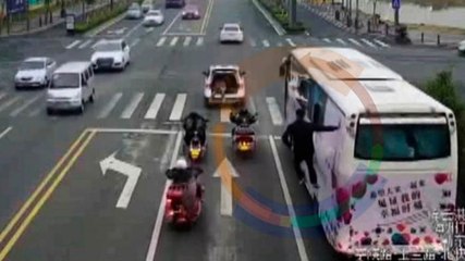 Entretenimiento | El misterioso hombre que viaja colgado de un camión