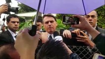 Bolsonaro recebe carinho de apoiadores e fala sobre temas importantes no aeroporto de Cascavel