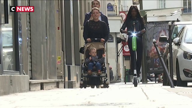 Sa femme et son bébé ont été percutés par une trottinette, il porte plainte contre Paris