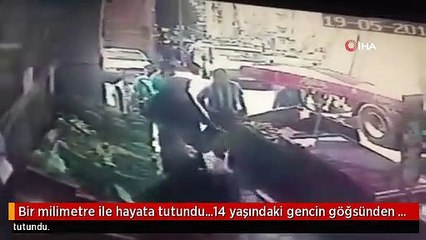 Bir milimetre ile hayata tutundu...14 yaşındaki gencin göğsünden bıçaklandığı kavga kamerada