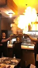 Télécharger la video: Ces cuisiniers ont voulu faire le show en flambant leurs plats, mais cela ne s'est pas passé comme prévu !