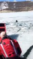 Sauvetage d'un chien pris au piège dans la glace ! Héros du jours