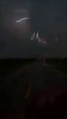 Ce conducteur filme un éclair monstrueux