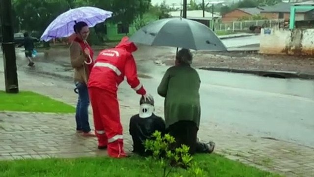 Homem sofre queda em calçada no Bairro Cataratas
