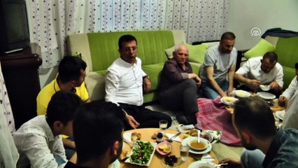 İmamoğlu, iftarını Kılıçalp ailesinin evinde açtı - İSTANBUL