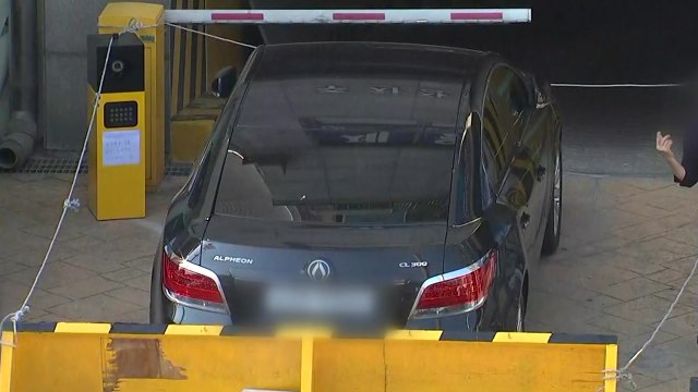 승용차로 아파트 주차장 막고 잠적...입주민 불편 / YTN