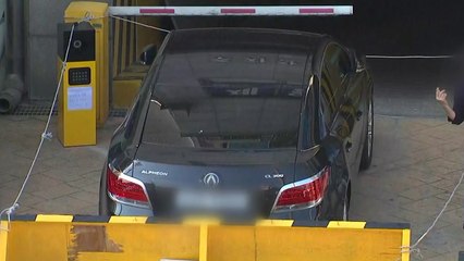 승용차로 아파트 주차장 막고 잠적...입주민 불편 / YTN