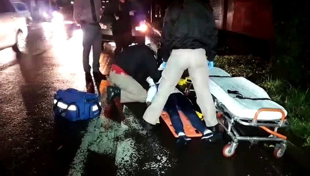 Jovem sofre suspeita de fratura em ombro ao cair de moto no Centro
