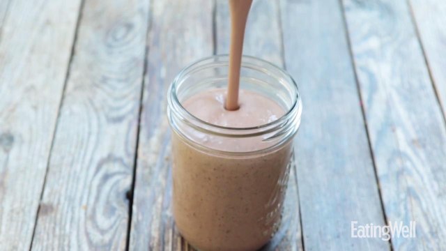 How to Make Strawberry-Banana Green Smoothie