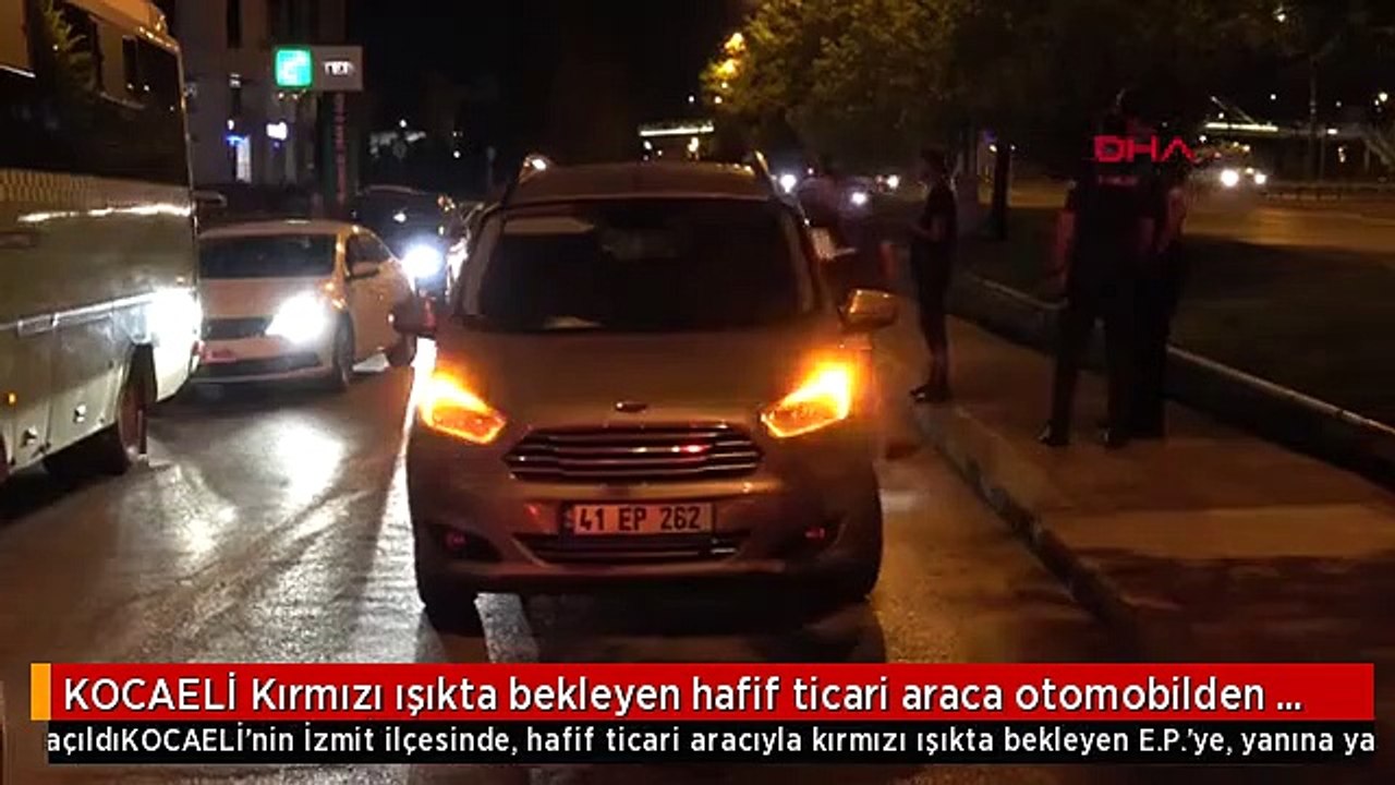 KOCAELİ Kırmızı ışıkta bekleyen hafif ticari araca otomobilden ateş açıldı