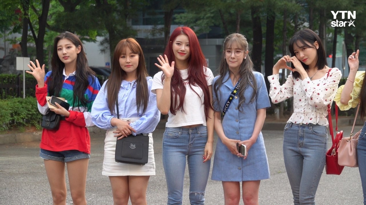 [Y영상] 러블리즈, 아침에도 빛나는 상큼 미모 #뮤뱅 #출근길 / YTN