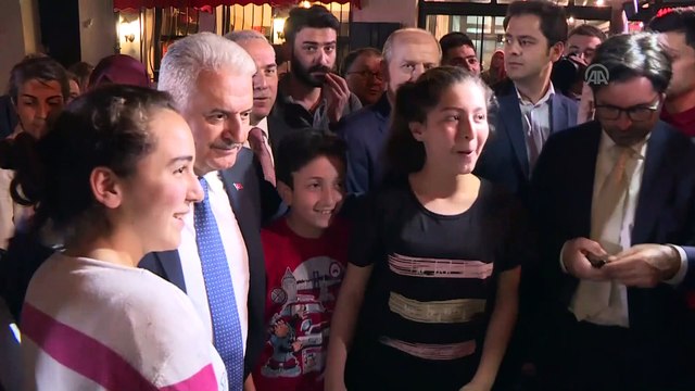 Binali Yıldırım itfaiyecilerle sahur yaptı - İSTANBUL