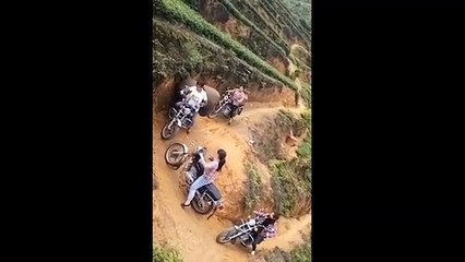 SỐC- Tay đua chuyên nghiệp cũng ngả mũ khi những cô gái sơn cước đổ dốc