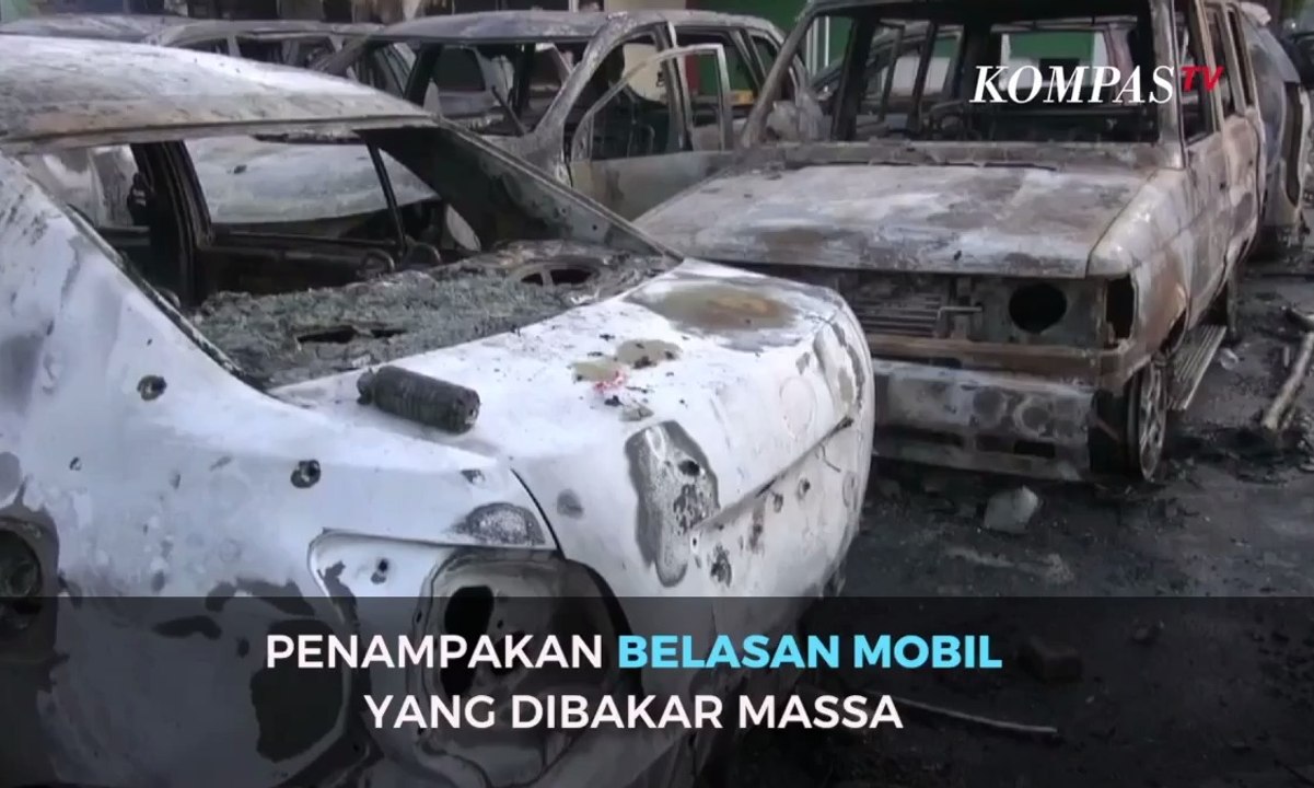 Penampakan Bangkai Belasan Mobil yang Dibakar di Depan Asrama Brimob