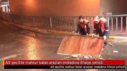 Alt geçitte mahsur kalan araçları imdadına itfaiye yetişti