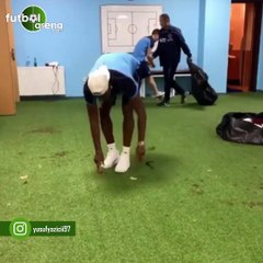 Trabzonsporlu futbolcular maç sonu Rizespor soyunma odasını temizledi