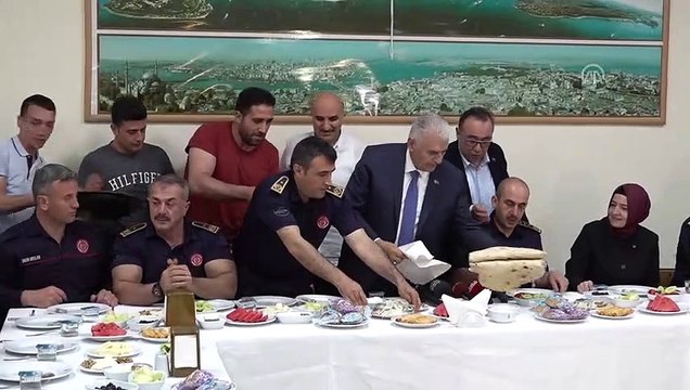 Binali Yıldırım itfaiyecilerle sahur yaptı (2) - İSTANBUL