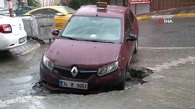 Esenyurt'ta taksi, yol çökmesi nedeniyle oluşan çukura düştü