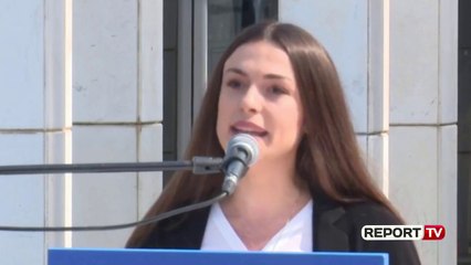 Report TV - Shkodër, mbesa e dëshmorit Besnik Ceka përlotet teksa flet për masakrën e 2 prillit