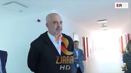 Kryebashkiaku ndërton pallate në rërë