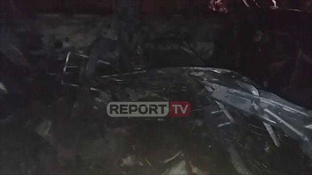 Digjet një 'BMW' me targa false në Fier, gjendet një armë zjarri brenda