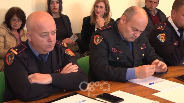 RTV Ora - Prefekti i Korçës bën për ujë të ftohtë policinë dhe bashkitë: Po na digjen pronat!