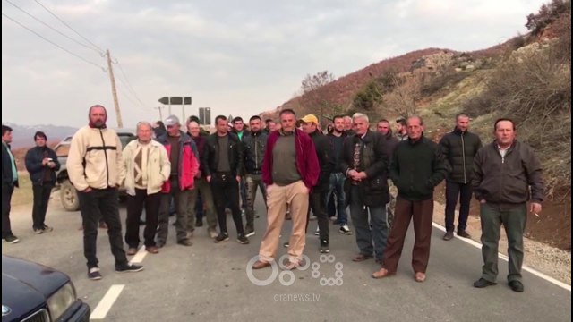 RTV Ora - Na mashtruan për rrugën , banorët e Lubonjës bllokojnë punimet e TAP
