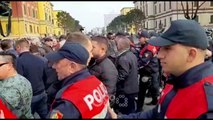 RTV Ora - Tensione mes policisë dhe protestuesve