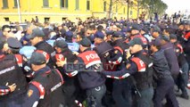 Report TV - Nisin tensionet, protestuesit shtyhen me policët te Ministria e Brendshme