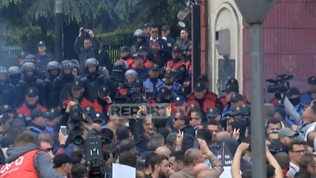 Report TV - LIVE - Protestuesit tentojnë të çajnë kordonin e policisë